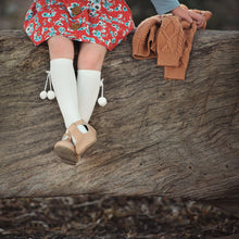 Load image into Gallery viewer, Pom Pom Socks Cream
